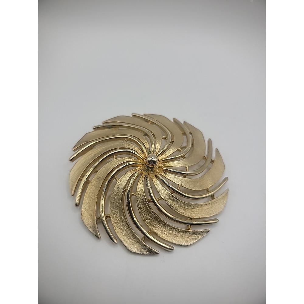 Vintage Sarah Coventry Brooch Pin Pinwheel Gold Tone Cut Out Jewelry Wear
